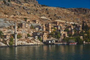 Sanliurfa ilinde batık camili olan Halfeti Köyü