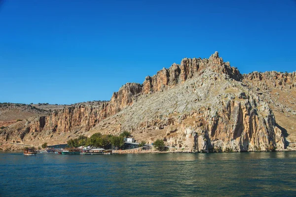 Paseo en barco por el río Éufrates cerca de la aldea de Halfeti —  Fotos de Stock