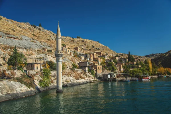 Halfeti Pueblo con mezquita hundida en Sanliurfa Provincia de Turquía — Foto de Stock