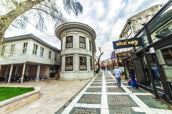 Calle popular con restaurantes de pescado en Beylerbeyi — Foto de Stock