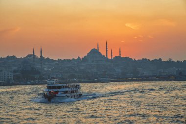 İstanbul 'un tarihi kısmının akşam manzarası gün batımında denizden