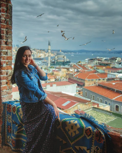 Menina feliz em uma janela com vista para Istambul, Bósforo e gaivotas — Fotografia de Stock