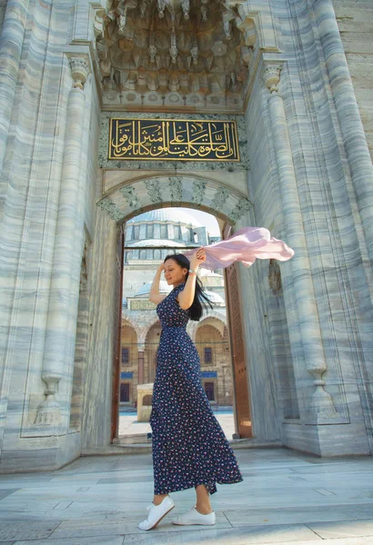 Перевод древних турецких слов над входом: "Время от времени предполагается тем, кто верит в молитву ." — стоковое фото
