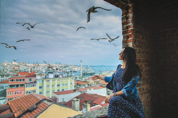 Счастливая девушка у окна с видом на Стамбул, Босфор и чайки — стоковое фото