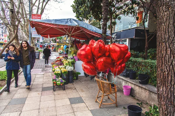 Азиатская сторона Стамбула и популярный проспект Багдат на День Святого Валентина — стоковое фото