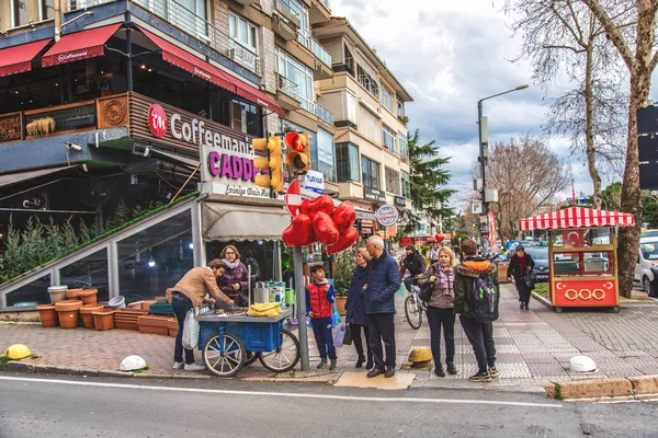Ασιατική πλευρά της Κωνσταντινούπολης και δημοφιλής λεωφόρος Bagdat στην Ημέρα του Αγίου Βαλεντίνου — Φωτογραφία Αρχείου