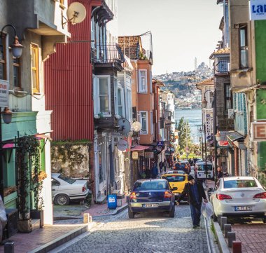 Arnavutkoy ilçesinde yeni Camlica camii manzaralı geleneksel renkli evler.