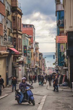 Fatih bölgesinde ve Marmara denizinde geleneksel renkli evler