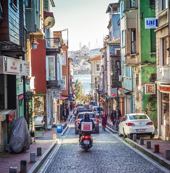 Traditional colorful houses in Arnavutkoy district by Bosphorus with view of new Camlica mosque — Stock Photo, Image