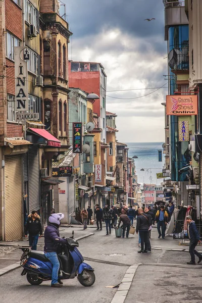 Casas coloridas tradicionales en el distrito de Fatih y el mar de Mármara — Foto de Stock