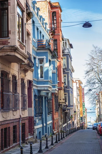 Calle estrecha en el distrito de Kadikoy de Estambul, Turquía — Foto de Stock