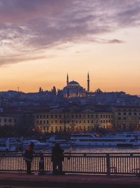 İstanbul 'da gün batımı ve Altın Boynuz ve Sultan Fatih Camii manzarası