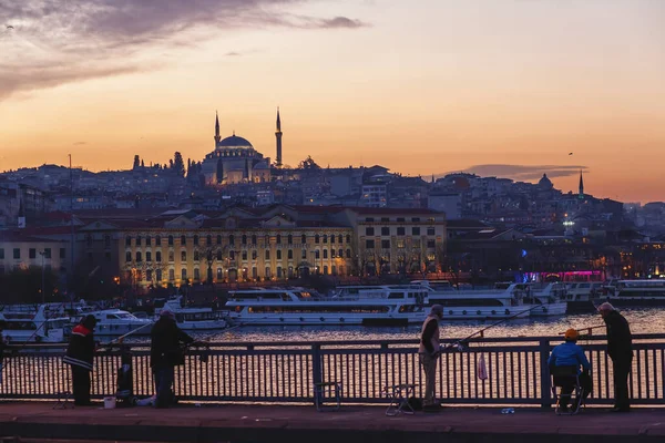 Sonnenuntergang in Istanbul und Blick auf das Goldene Horn und die Sultan-Fatih-Moschee — Stockfoto