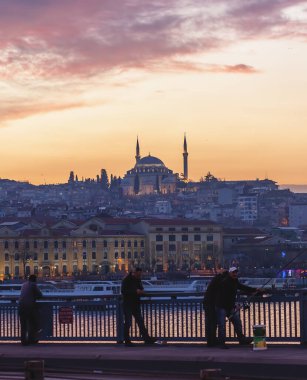 İstanbul 'da gün batımı ve Altın Boynuz ve Sultan Fatih Camii manzarası