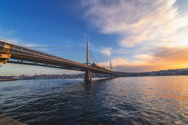 Puesta de sol en Estambul y vista del Cuerno de Oro y el puente de metro Halic — Foto de Stock