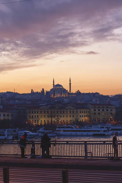 Pôr do sol em Istambul e vista da mesquita Golden Horn e Sultan Fatih — Fotografia de Stock