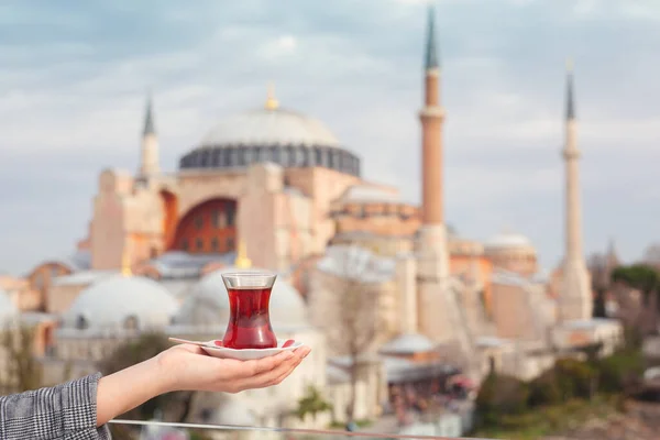 Стакан турецкого чая на фоне Святой Софии — стоковое фото