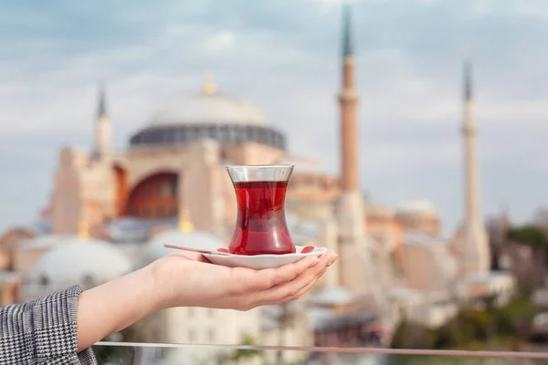 Стакан турецкого чая на фоне Святой Софии — стоковое фото