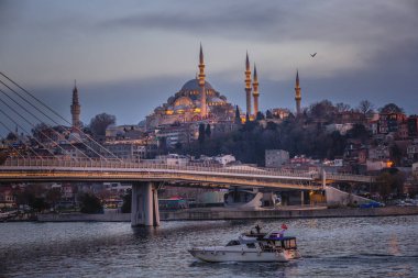 İstanbul 'da akşam Haliç metro köprüsü, Haliç metro köprüsü ve Süleyman manzaralı