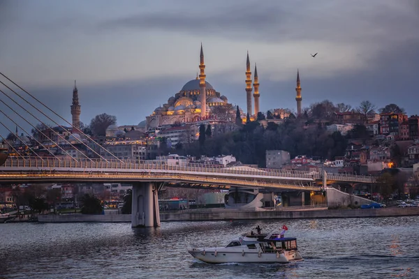 Noite em Istambul com vista para Golden Horn, ponte de metro Halic e Suleymaniye — Fotografia de Stock