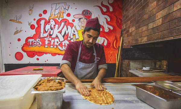 Шеф-повар пекарни готовит турецкую пиццу или ламакун — стоковое фото