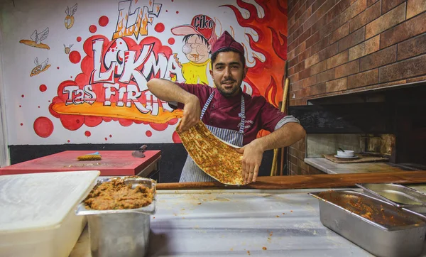 Шеф-повар пекарни готовит турецкую пиццу или ламакун — стоковое фото