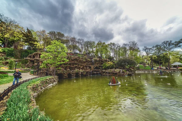 Um pequeno lago no Parque Emirgan em Istambul — Fotografia de Stock