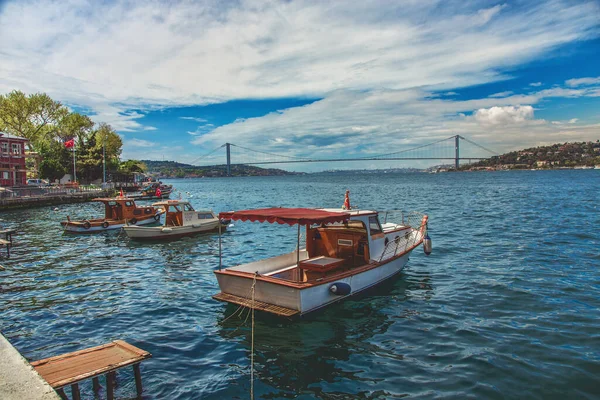 Embankment près de l'école militaire de Kuleli, située sur la rive anatolienne du Bosphore — Photo