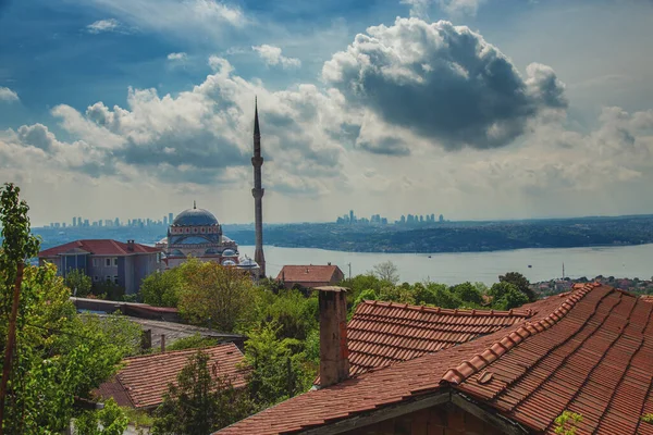 Panoramiczny widok na Istambuł i Bosfor z dzielnicy Beykoz i od strony europejskiej — Zdjęcie stockowe