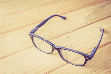 Ahşap masada moda güneş gözlükleri.