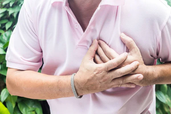 Muž trpící bolestí na hrudi - infarkt — Stock fotografie