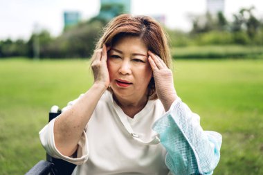 Yaşlı, yaşlı Asya 'lı kadınlar depresyonda ve onun gibi hissediyorlar.