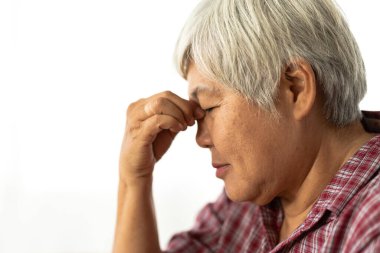 Yaşlı, yaşlı Asya 'lı kadınlar depresyonda ve onun gibi hissediyorlar.