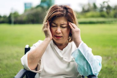 Yaşlı, yaşlı Asya 'lı kadınlar depresyonda ve onun gibi hissediyorlar.