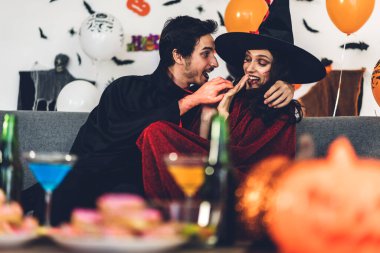 Balkabağı tutan ve karnaval kıyafeti giyen çift. 