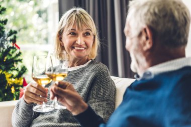 Üst düzey çift konuşmak ve şarap bardakları birlikte o içme sakin ol