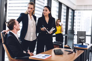 Bir grup profesyonel iş toplantısı ve strateji tartışması