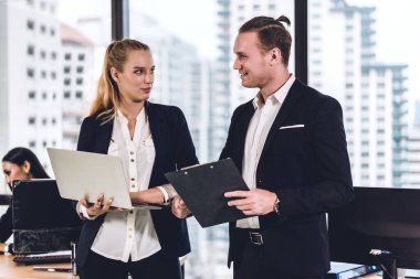 Başarılı iki gündelik iş tartışmak ve la ile çalışma