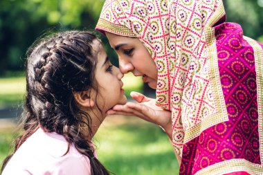 Mutlu güzel aile Arap müslüman anne ve küçük portresi 