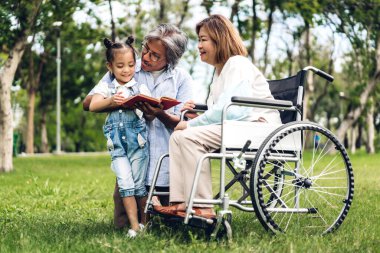 Büyükannenle mutlu büyükbabanın portresi.