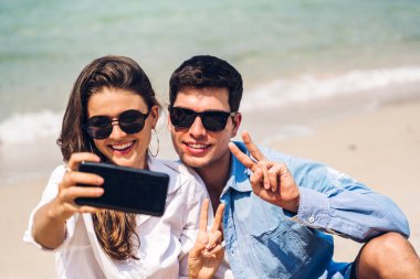 Romantik aşıklar genç çift tropikal b birlikte rahatlatıcı