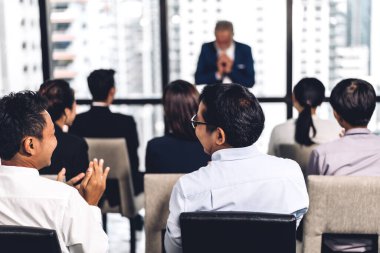 Grup m danışmanlık içinde insan önünde duran işadamı