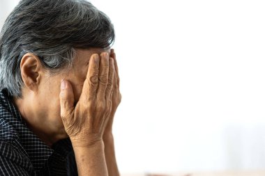 Yaşlı, yaşlı Asya 'lı kadınlar depresyonda ve onun gibi hissediyorlar.