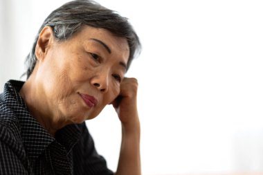 Yaşlı, yaşlı Asya 'lı kadınlar depresyonda ve onun gibi hissediyorlar.