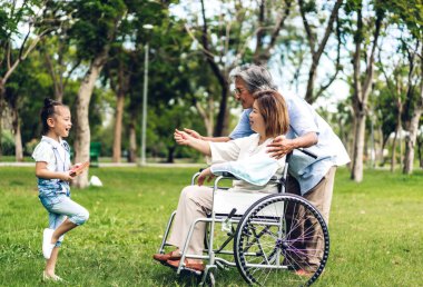 Büyükannenle mutlu büyükbabanın portresi.