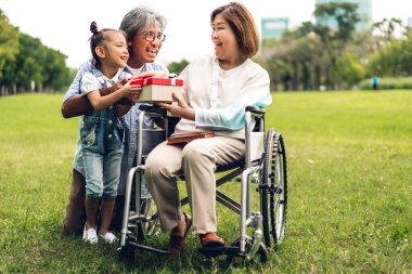 Büyükannenle mutlu büyükbabanın portresi.