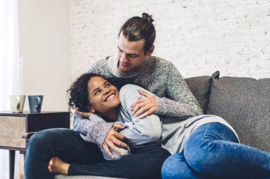 Genç mutlu çift gülümseme ve h yatakta birlikte yatarken eğlenin