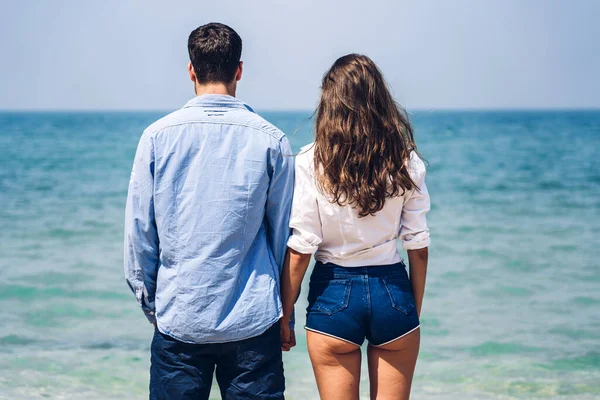 Amantes románticos pareja joven relajarse juntos en el tropical b — Foto de Stock