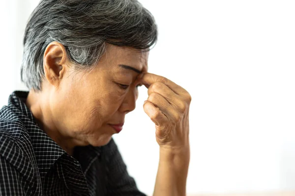 Starší dospělý starší asijské ženy vážné deprese a pocit, že — Stock fotografie