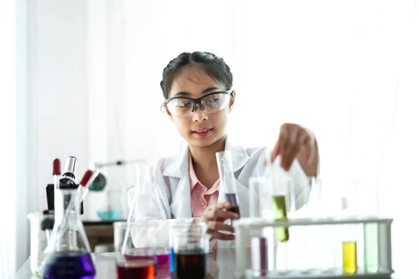 Tiener meisje studenten leren en doen een chemisch experiment a — Stockfoto